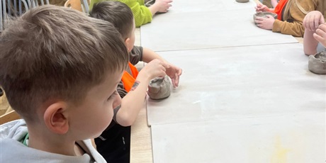 Powiększ grafikę: wyjscie-do-sztukarium-na-zajecia-lepienia-z-gliny-gr-vii-bursztynki-674460.jpg