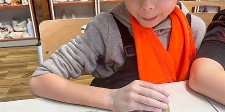 Powiększ grafikę: wyjscie-do-sztukarium-na-zajecia-lepienia-z-gliny-gr-vii-bursztynki-674461.jpg