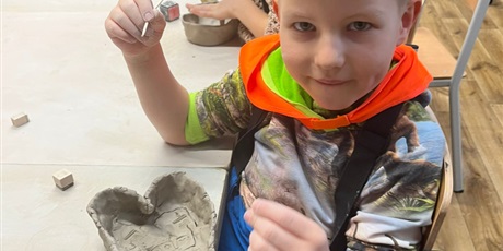 Powiększ grafikę: wyjscie-do-sztukarium-na-zajecia-lepienia-z-gliny-gr-vii-bursztynki-674462.jpg