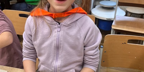 Powiększ grafikę: wyjscie-do-sztukarium-na-zajecia-lepienia-z-gliny-gr-vii-bursztynki-674464.jpg