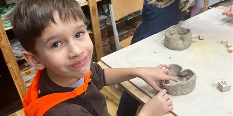 Powiększ grafikę: wyjscie-do-sztukarium-na-zajecia-lepienia-z-gliny-gr-vii-bursztynki-674466.jpg