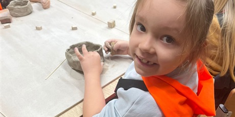 Powiększ grafikę: wyjscie-do-sztukarium-na-zajecia-lepienia-z-gliny-gr-vii-bursztynki-674467.jpg