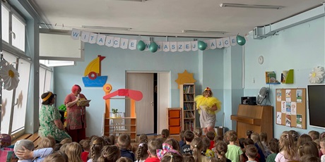 Występ dla dzieci w wykonaniu pracowników Bursztynowego Domku