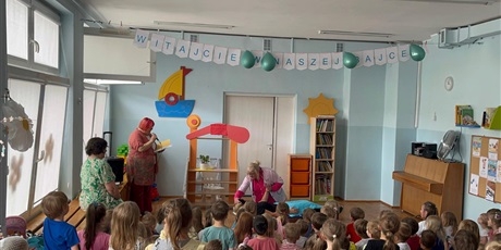 Powiększ grafikę: wystep-dla-dzieci-w-wykonaniu-pracownikow-bursztynowego-domku-631470.jpg