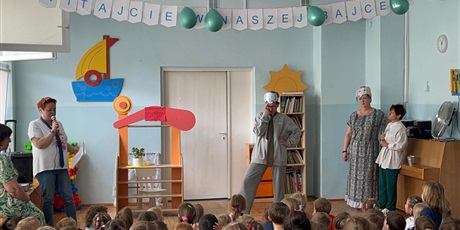 Powiększ grafikę: wystep-dla-dzieci-w-wykonaniu-pracownikow-bursztynowego-domku-631472.jpg
