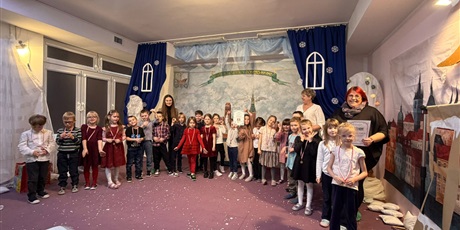 Występ grupy VI -Koniki Morskie na II Morenowym Przeglądzie Teatrzyków Dziecięcych w Przedszkolu nr 74 „Leśny Zakątek”