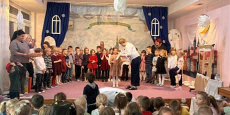 Powiększ grafikę: wystep-grupy-vi-koniki-morskie-na-ii-morenowym-przegladzie-teatrzykow-dzieciecych-w-przedszkolu-nr-74-lesny-zakatek-676308.jpg