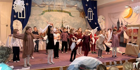 Powiększ grafikę: wystep-grupy-vi-koniki-morskie-na-ii-morenowym-przegladzie-teatrzykow-dzieciecych-w-przedszkolu-nr-74-lesny-zakatek-676309.jpg