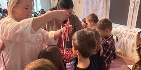 Powiększ grafikę: wystep-grupy-vi-koniki-morskie-na-ii-morenowym-przegladzie-teatrzykow-dzieciecych-w-przedszkolu-nr-74-lesny-zakatek-676313.jpg