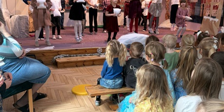 Powiększ grafikę: wystep-grupy-vi-koniki-morskie-na-ii-morenowym-przegladzie-teatrzykow-dzieciecych-w-przedszkolu-nr-74-lesny-zakatek-676315.jpg