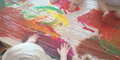 Zabawy sensoryczne z folią - gr.II - Delfinki