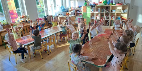 Powiększ grafikę: zabawy-sensoryczne-z-folia-gr-ii-delfinki-659037.jpg