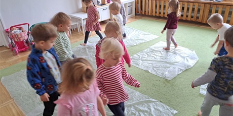 Powiększ grafikę: zabawy-sensoryczne-z-folia-gr-ii-delfinki-659038.jpg