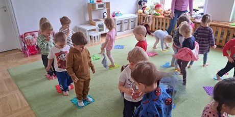 Powiększ grafikę: zabawy-sensoryczne-z-folia-gr-ii-delfinki-659039.jpg