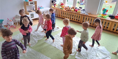 Powiększ grafikę: zabawy-sensoryczne-z-folia-gr-ii-delfinki-659040.jpg