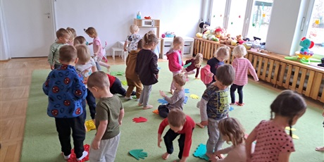 Powiększ grafikę: zabawy-sensoryczne-z-folia-gr-ii-delfinki-659041.jpg