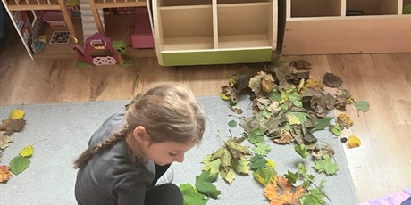 Powiększ grafikę: zabawy-z-jesiennymi-liscmi-gr-vii-bursztynki-644784.jpg