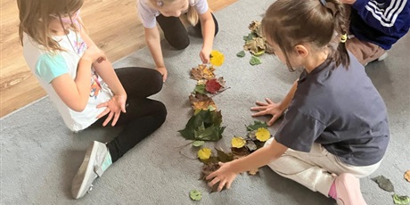 Powiększ grafikę: zabawy-z-jesiennymi-liscmi-gr-vii-bursztynki-644785.jpg