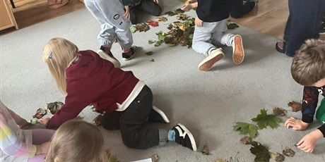 Powiększ grafikę: zabawy-z-jesiennymi-liscmi-gr-vii-bursztynki-644786.jpg