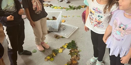 Powiększ grafikę: zabawy-z-jesiennymi-liscmi-gr-vii-bursztynki-644787.jpg