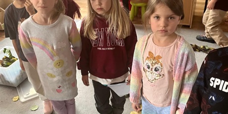 Powiększ grafikę: zabawy-z-jesiennymi-liscmi-gr-vii-bursztynki-644788.jpg