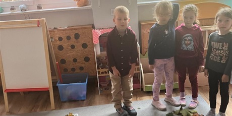 Powiększ grafikę: zabawy-z-jesiennymi-liscmi-gr-vii-bursztynki-644790.jpg