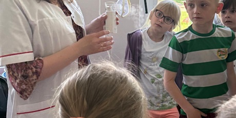 Zajęcia dotyczące zawodu farmaceuty prowadzone przez  Mamę Zosi z grupy VI -„Koniki Morskie”