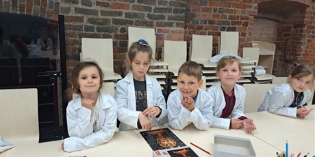 Powiększ grafikę: zajecia-edukacyjne-w-muzeum-bursztynu-gr-vi-delfinki-625316.jpg