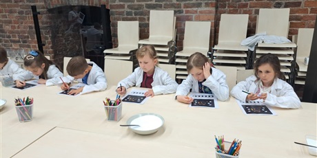 Powiększ grafikę: zajecia-edukacyjne-w-muzeum-bursztynu-gr-vi-delfinki-625319.jpg