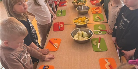 Zajęcia kulinarne - sałatka owocowa - gr.IV - Foczki