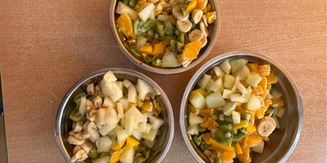 Powiększ grafikę: zajecia-kulinarne-salatka-owocowa-gr-iv-foczki-677532.jpg