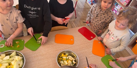 Powiększ grafikę: zajecia-kulinarne-salatka-owocowa-gr-iv-foczki-677533.jpg