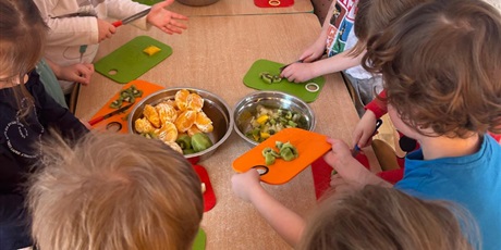 Powiększ grafikę: zajecia-kulinarne-salatka-owocowa-gr-iv-foczki-677535.jpg