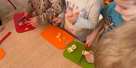 Powiększ grafikę: zajecia-kulinarne-salatka-owocowa-gr-iv-foczki-677537.jpg