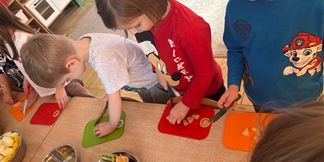 Powiększ grafikę: zajecia-kulinarne-salatka-owocowa-gr-iv-foczki-677538.jpg