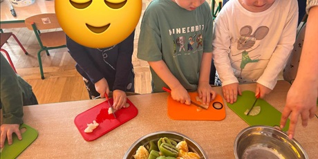 Powiększ grafikę: zajecia-kulinarne-salatka-owocowa-gr-iv-foczki-677539.jpg