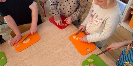 Powiększ grafikę: zajecia-kulinarne-salatka-owocowa-gr-iv-foczki-677541.jpg