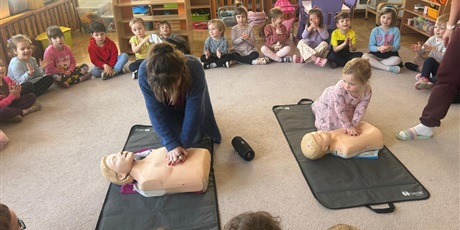 Powiększ grafikę: zajecia-z-pierwszej-pomocy-gr-iii-gdanskie-lwiatka-i-gr-iv-foczki-684558.jpg