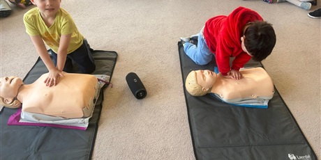 Powiększ grafikę: zajecia-z-pierwszej-pomocy-gr-iii-gdanskie-lwiatka-i-gr-iv-foczki-684561.jpg