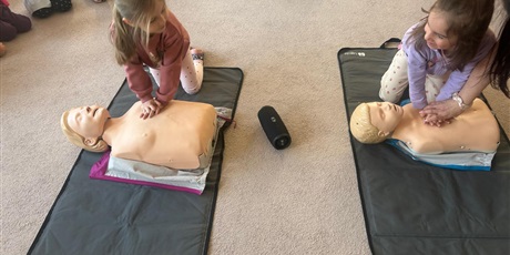 Powiększ grafikę: zajecia-z-pierwszej-pomocy-gr-iii-gdanskie-lwiatka-i-gr-iv-foczki-684562.jpg