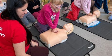 Powiększ grafikę: zajecia-z-pierwszej-pomocy-gr-vi-koniki-morskie-684551.jpg