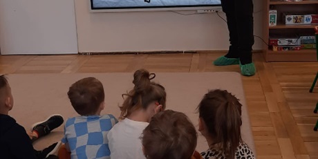 Powiększ grafikę: zajecia-z-tata-anthonego-z-grupy-iii-gdanskie-lwiatka-zapoznanie-dzieci-z-kultura-kolumbii-i-jezykiem-hiszpanskim-674436.jpg