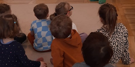 Powiększ grafikę: zajecia-z-tata-anthonego-z-grupy-iii-gdanskie-lwiatka-zapoznanie-dzieci-z-kultura-kolumbii-i-jezykiem-hiszpanskim-674437.jpg