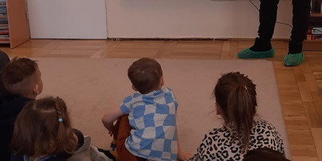 Powiększ grafikę: zajecia-z-tata-anthonego-z-grupy-iii-gdanskie-lwiatka-zapoznanie-dzieci-z-kultura-kolumbii-i-jezykiem-hiszpanskim-674438.jpg