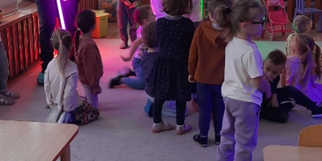 Powiększ grafikę: zajecia-z-tata-anthonego-z-grupy-iii-gdanskie-lwiatka-zapoznanie-dzieci-z-kultura-kolumbii-i-jezykiem-hiszpanskim-674441.jpg