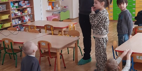 Powiększ grafikę: zajecia-z-tata-anthonego-z-grupy-iii-gdanskie-lwiatka-zapoznanie-dzieci-z-kultura-kolumbii-i-jezykiem-hiszpanskim-674442.jpg