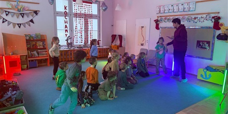 Powiększ grafikę: zajecia-z-tata-wiktorii-z-grupy-vi-koniki-morskie-zapoznanie-dzieci-z-kultura-kolumbii-i-jezykiem-hiszpanskim-674450.jpg