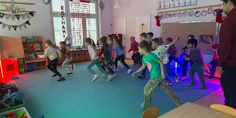 Powiększ grafikę: zajecia-z-tata-wiktorii-z-grupy-vi-koniki-morskie-zapoznanie-dzieci-z-kultura-kolumbii-i-jezykiem-hiszpanskim-674451.jpg